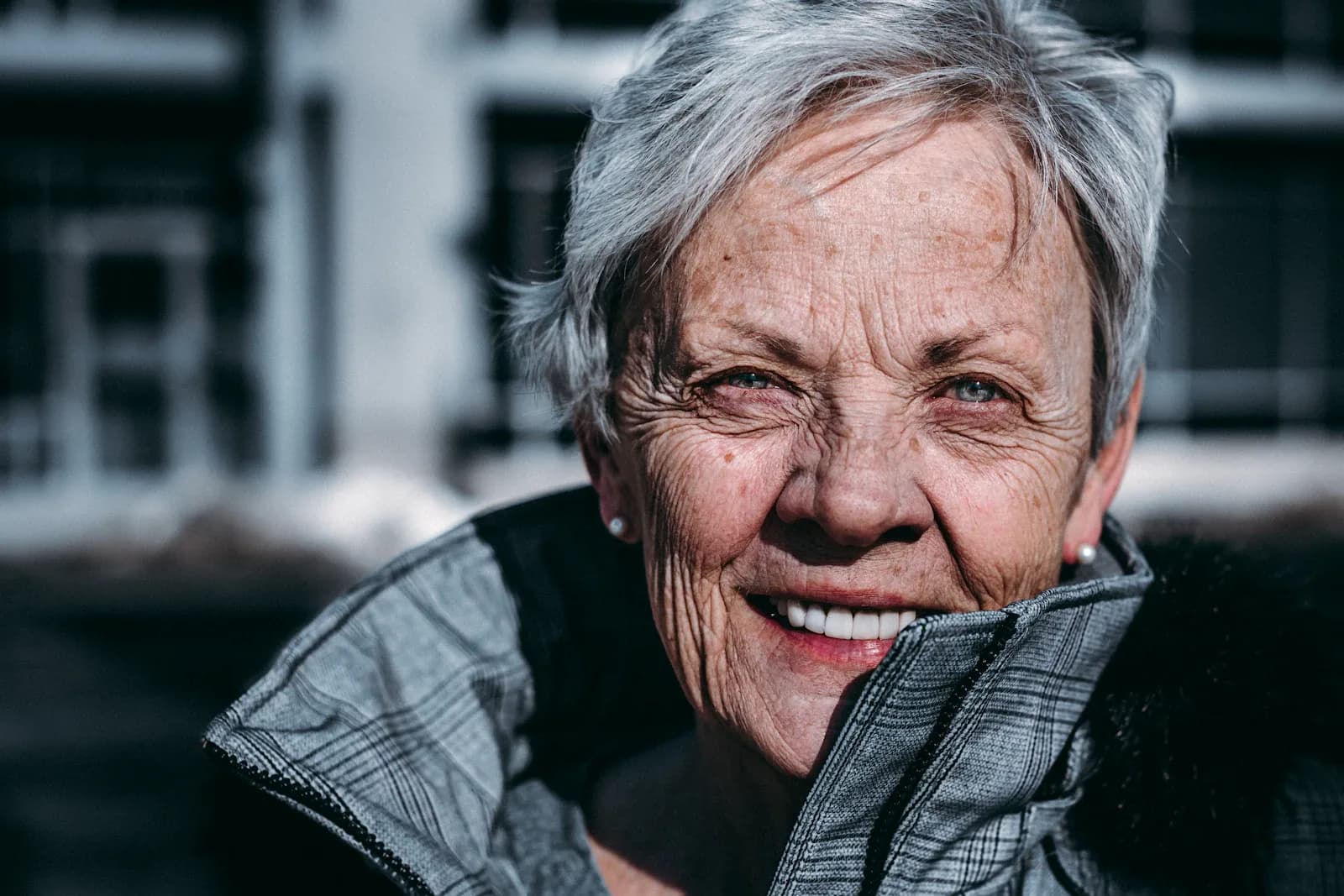 Lächelnde ältere Frau im Portrait
